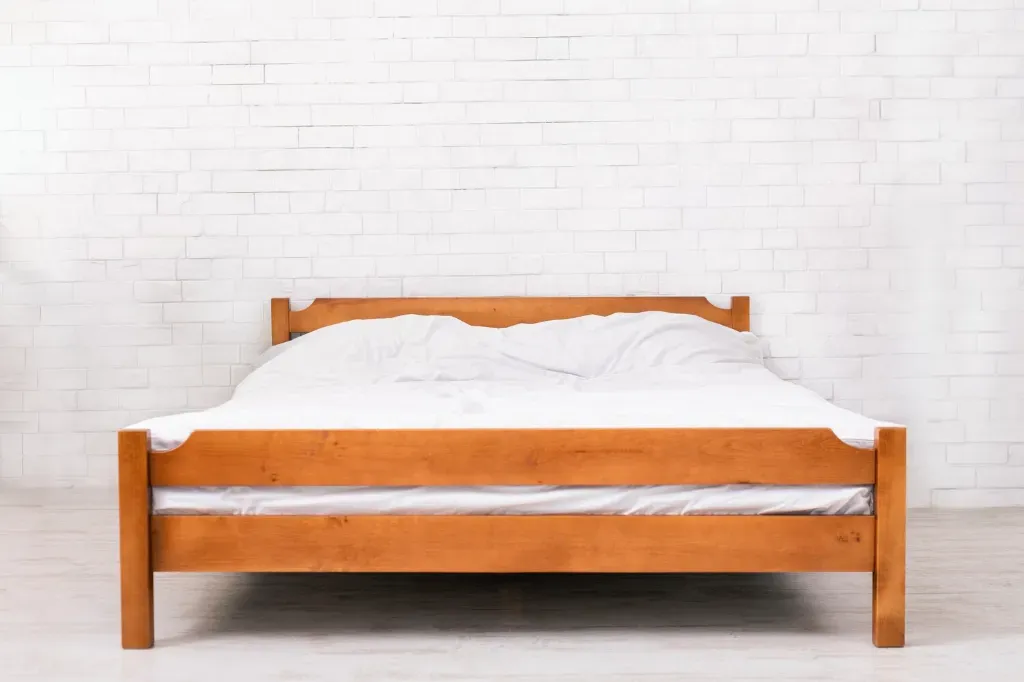 Minimalistyczne łóżko z litego drewna